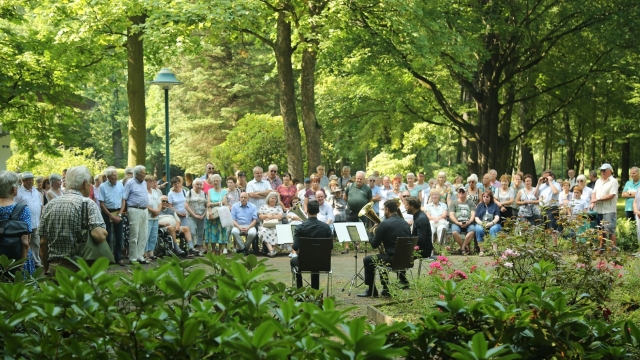 Titelmotiv "Wandelkonzert im Bad Lausicker Kurpark" mit der Sächsischen Bläserphilharmonie