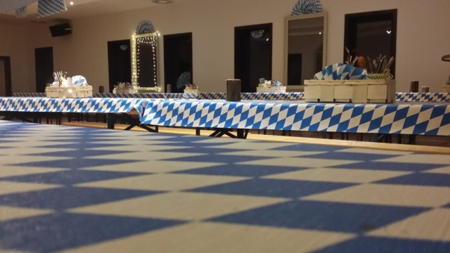 Titelmotiv Oktoberfest in Tracht mit Wies&amp;#039;n-Musik