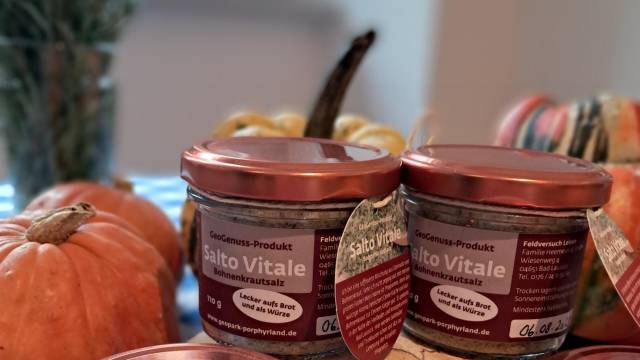 Gläser mit Bohnenkrautsalz