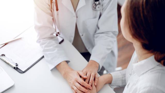 2 Frauen mit Arztkittel im Gespräch