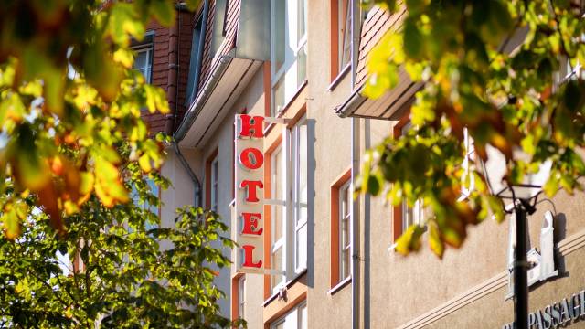 Ausschnitt einer Gebäudeansicht mit Schild "Hotel"
