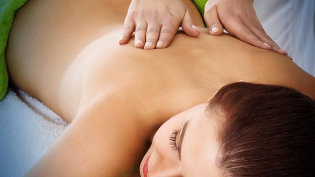 entspannte Frau während einer Massage