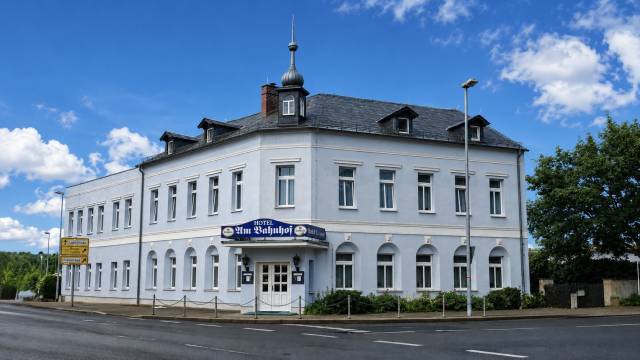 Au&szlig;enansicht Hotel am Bahnhof, hellblaues Geb&auml;ude