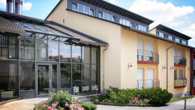 Außenansicht Gebäude mit Wintergarten