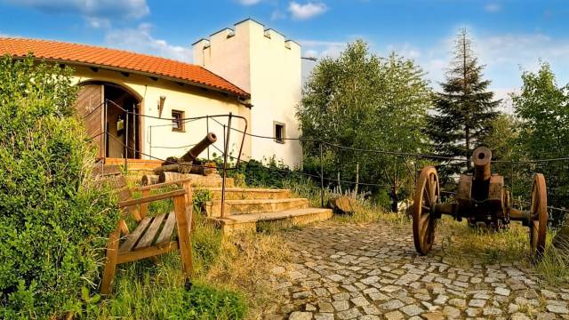 Außenansicht der Hudelburg mit Kanone im Vordergrund