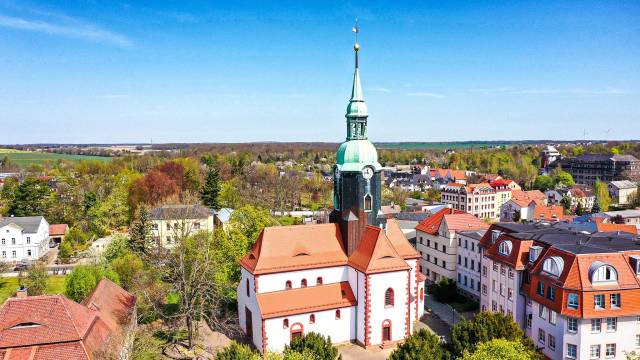 Luftaufnahme der Stadtkirche im Zentrum des Bildes
