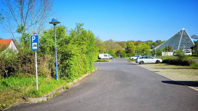 Aufnahme des Parkplatzes bei wolkenlosem Himmel im Frühling