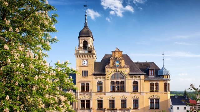 Frontansicht des Rathauses mit schönen blauen Himmel im Hintergrund