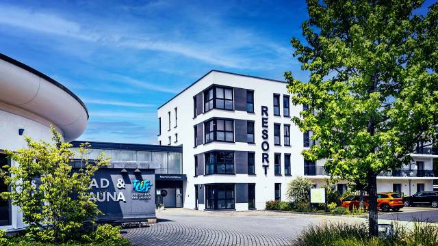 Außenansicht des Kurmittelhauses bei sonnigen Wetter