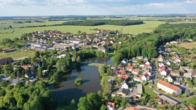 Drohnenaufnahme über den Ortsteil Steinbach bei gutem Wetter