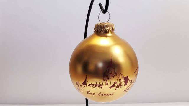 goldene Weihnachtsbaumkugel mit roter Silhouette von Bad Lausick