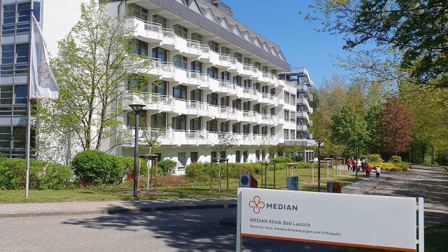 Außenansicht der MEDIAN Klinik bei sonnigem Wetter