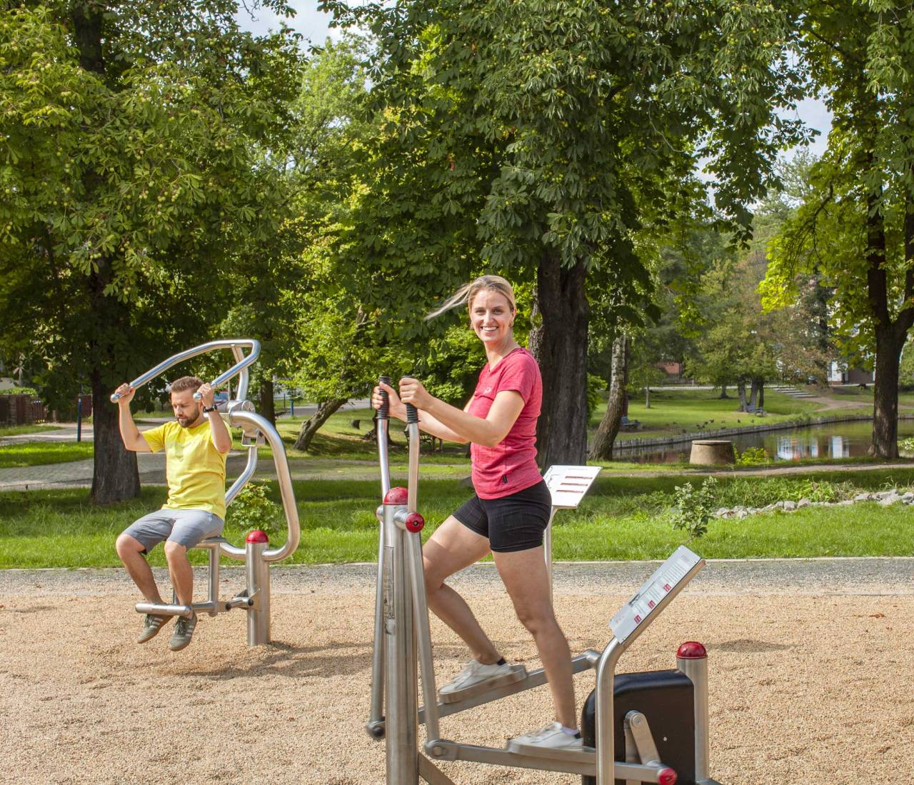 2 Personen, auf Outdoor Sportgeräten aktiv