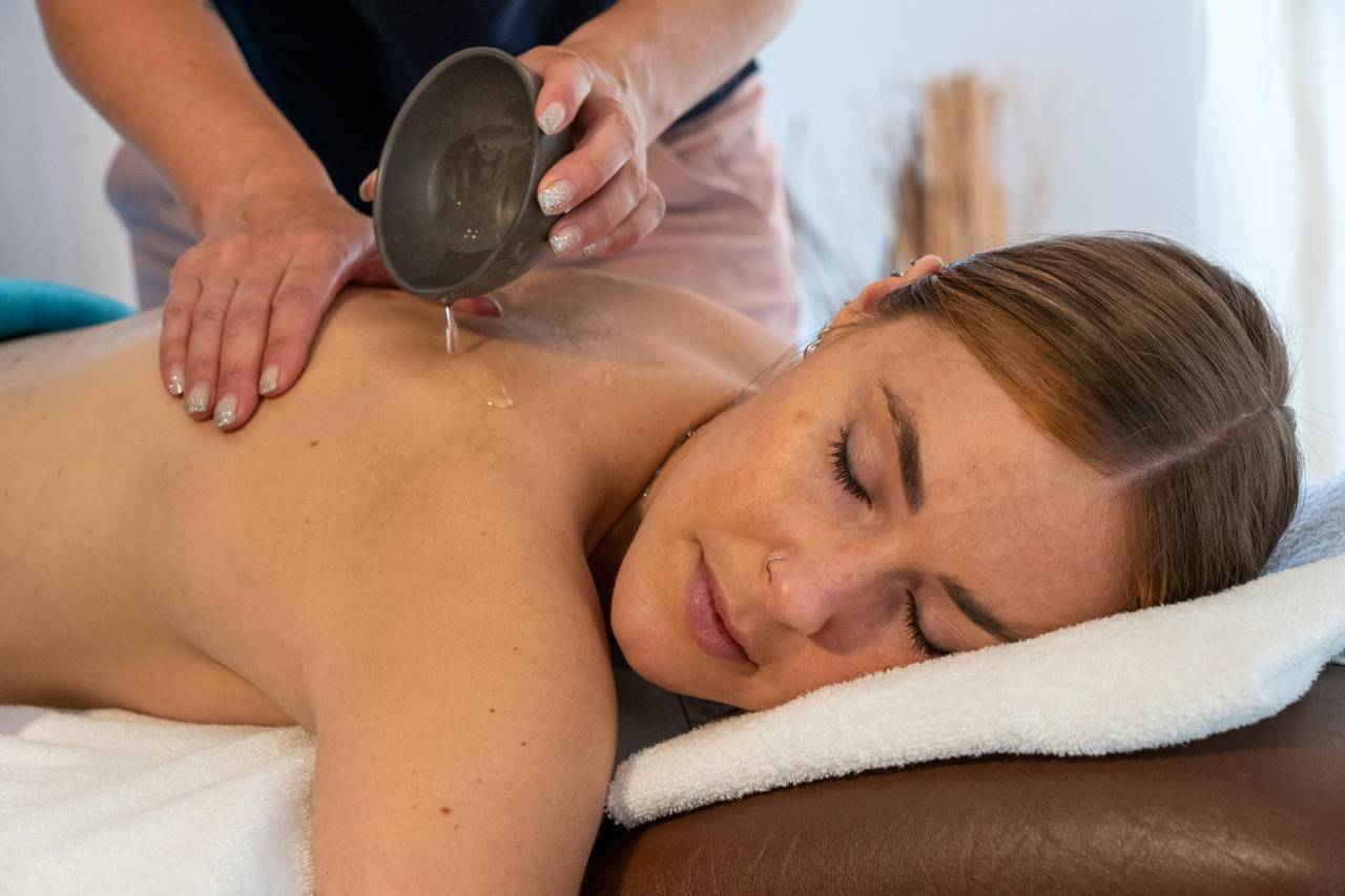Frau die Ruhe ausstrahlt während einer Massage