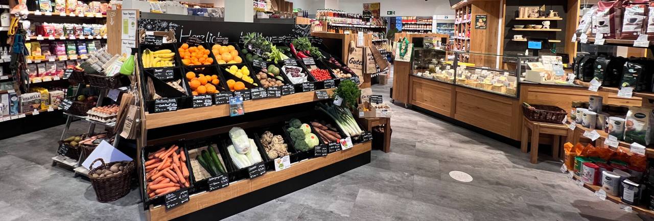 Theke mit verschiedenen Gemüsesorten in einem Laden