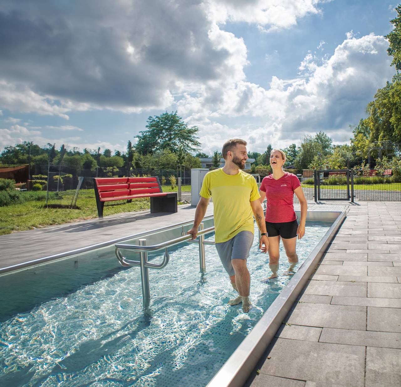 2 Personen im Wassertretbecken, strahlender Sonnenschein