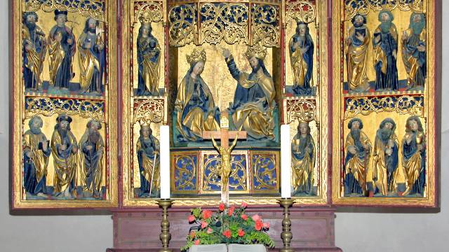 Innenansicht - eine große, goldene Tafel in der Mitte des Bildes