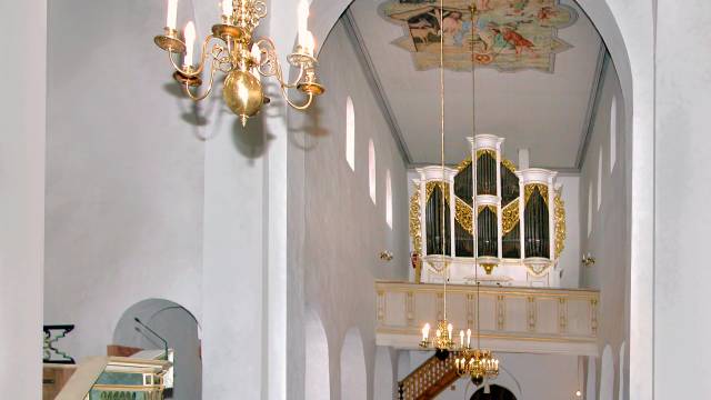 Innenansicht der Stadtkirche, hohe Decken und alles hell mit Goldakzenten