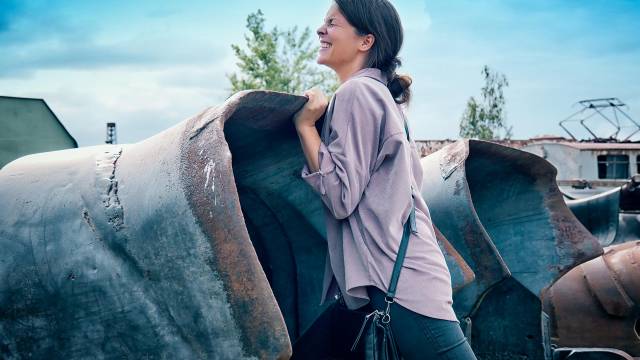 Person vor Baggerbauteil
