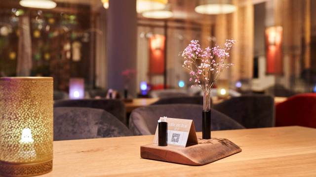 Stilvoll gedeckter Tisch im Restaurant „Dynastie“ Bad Lausick mit Blumendeko.