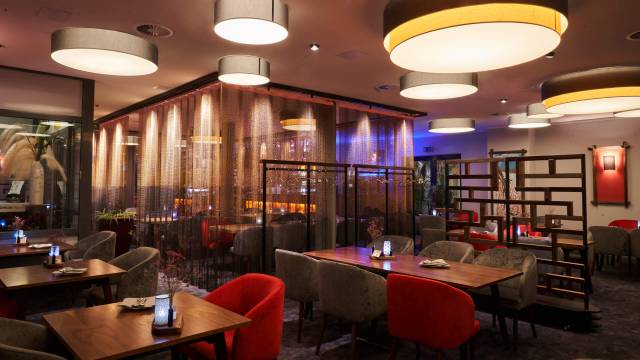Stimmungsvolles Restaurant „Dynastie“ in Bad Lausick mit moderner Beleuchtung.