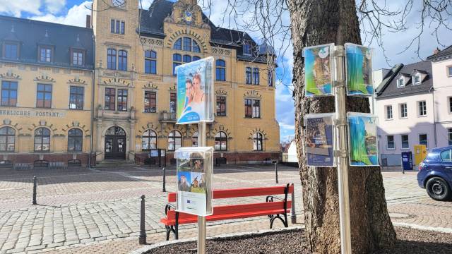 Prospektständer mit Flyern vor dem historischen Rathaus in Bad Lausick – aktuelle Infos und Tipps für Gäste direkt am Marktplatz.