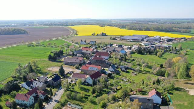 Drohnenaufnahme, im Zentrum Ballendorf mit gelben Rapsfeldern im Hintergrund