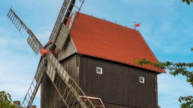 schräge Ansicht der Bockwindmühle