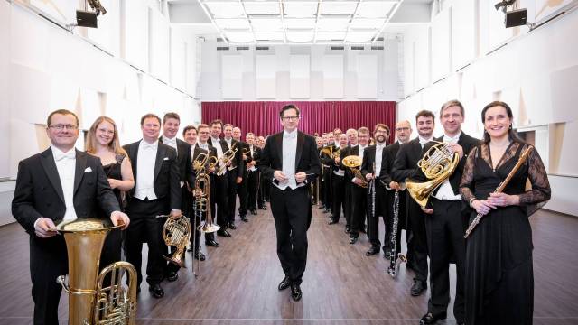 Orchester, mehrere Personen mit Blasinstrumenten