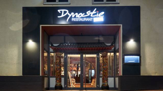 Eingang des Restaurants „Dynastie“ in Bad Lausick mit asiatischen Drachensäulen.
