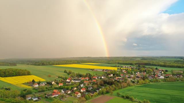 Luftansicht von Weitem, mit schönem Regenbogen im Hintergrund
