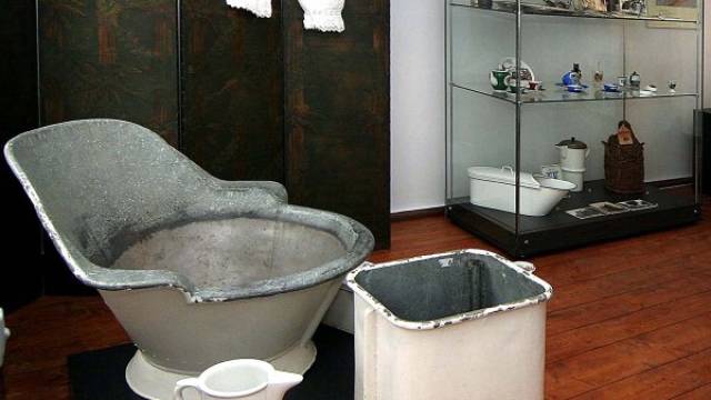 Innenraum des Museums mit ausgestellten Objekten aus vergangenen Zeiten