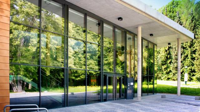 Glasfassade der Bläserakademie von außen