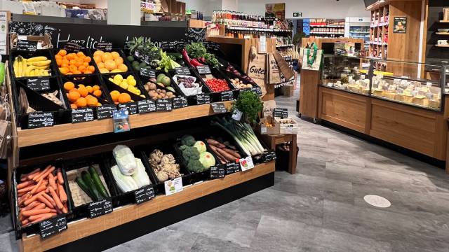 Theke mit verschiedenen Gemüsesorten in einem Laden