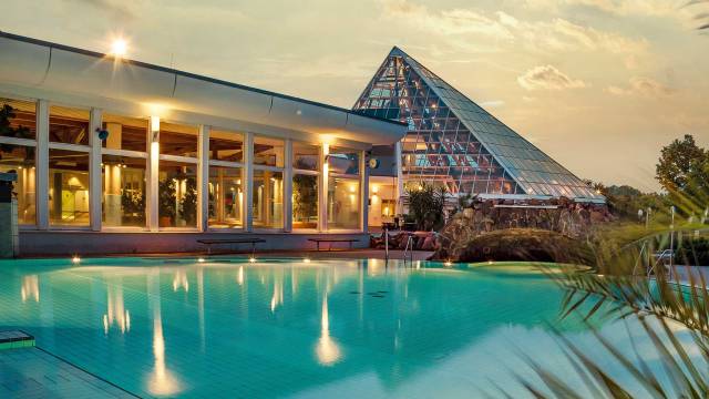Außenbecken im Freizeitbad RIFF mit Glaspyramide