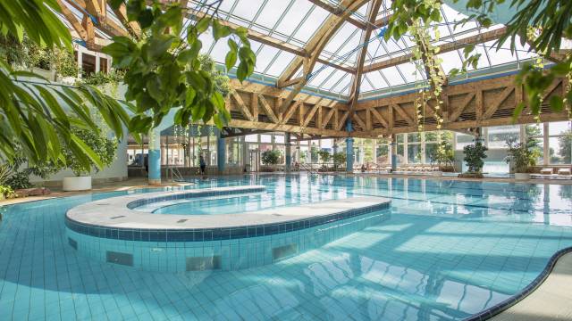 Innenansicht der Glaspyramide mit Becken im Freizeitbad RIFF