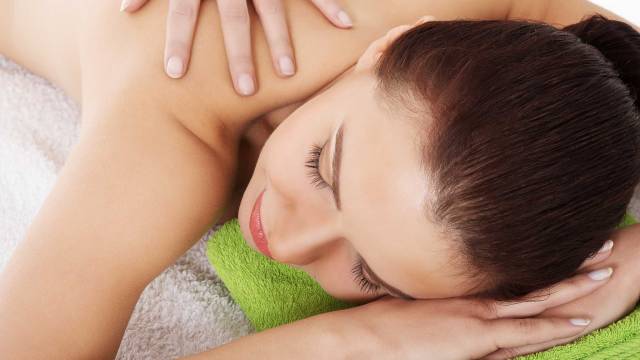 Frau auf Massageliege