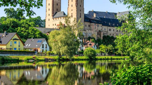 Blick von Weitem auf das Schloss Rochlitz mit den beiden Turmspitzen im Mittelpunkt