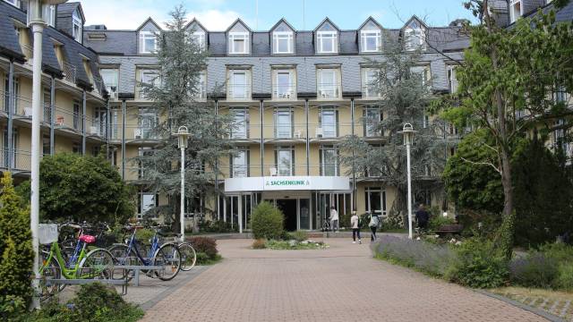 Frontansicht der Sachsenklinik, mit Eingang