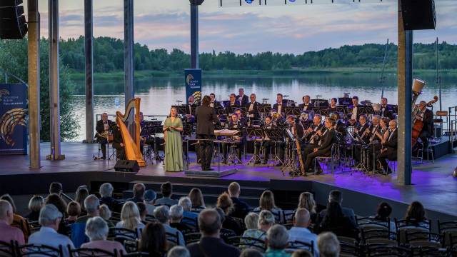 Orchester auf Bühne mit Publikum, outdoor