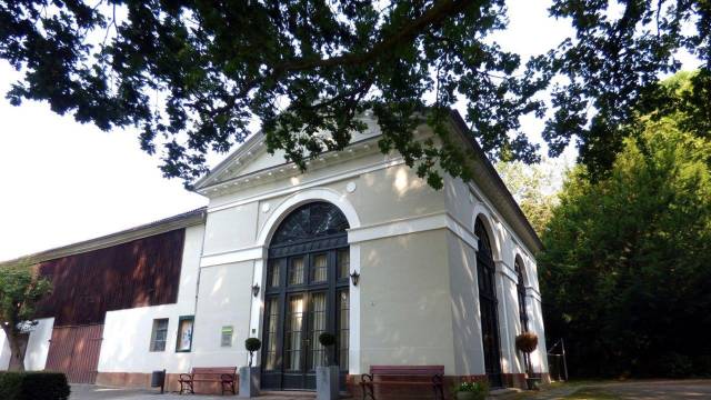 Seitenansicht von Außen, schwarze Tür im Vordergrund