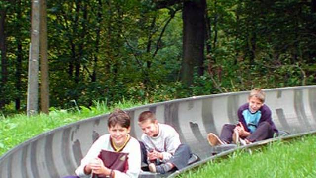 Bild von Kindern auf der Sommerrodellbahn