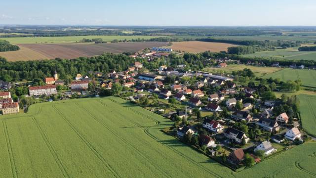 Luftaufnahme, viele Häuser und Felder