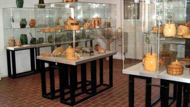 Innenaufnahme, viele Ausstellungsstücke in Glasschränken