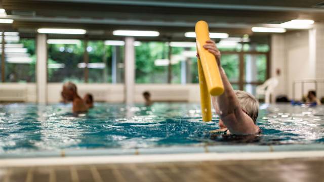 Personen im Wasser die Wassergymnastik machen