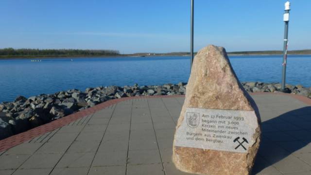 Blick auf den Zwenkauer See mit Gedenktafel davor
