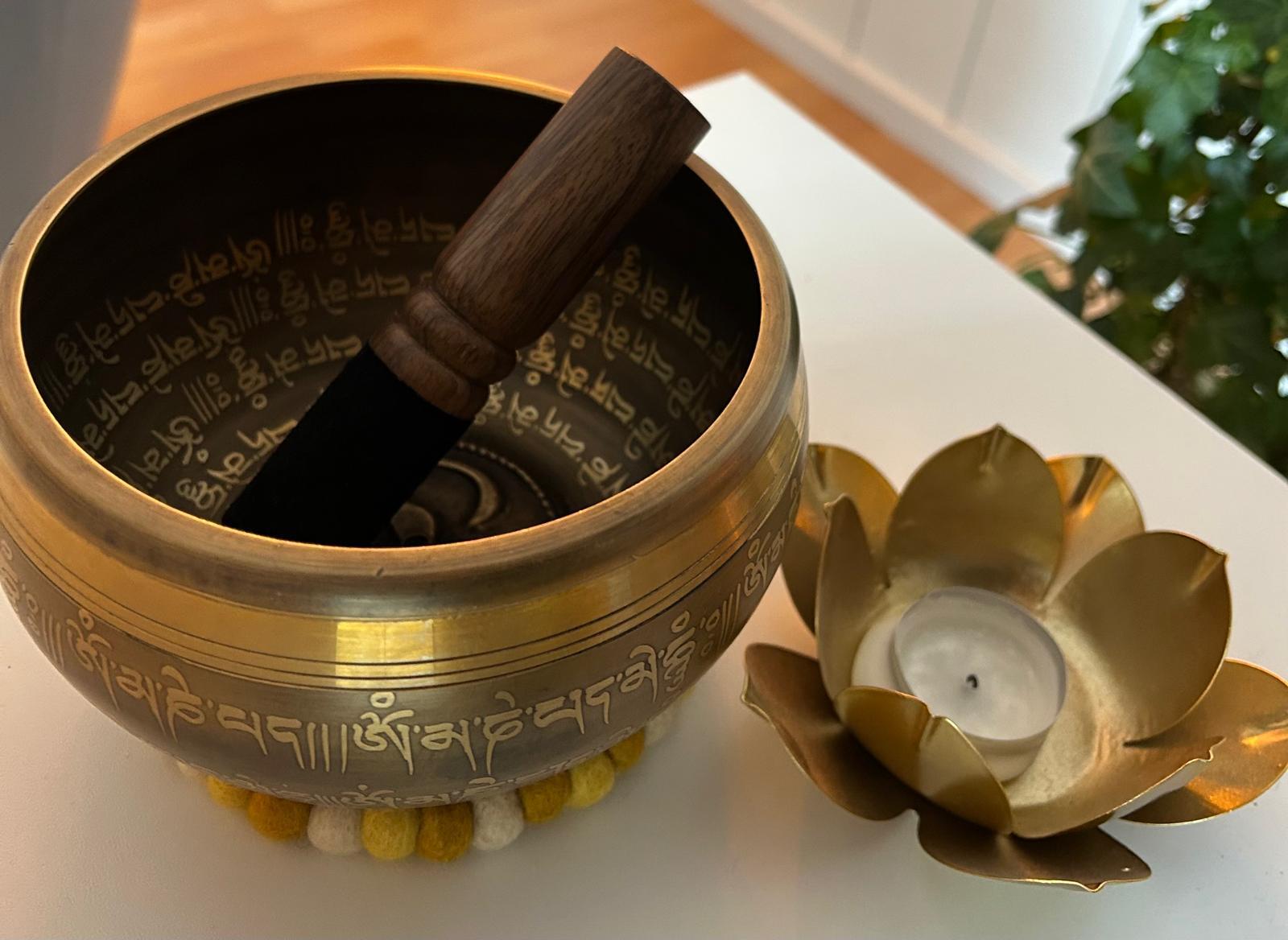 Titelmotiv Klangschalenreise mit &auml;therischen &Ouml;len